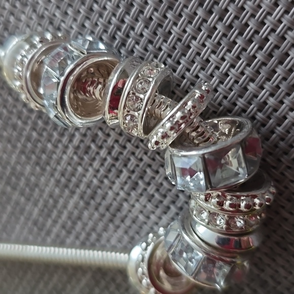 LIZ CLAIBORNE WOMEN'S FASHION JEWELRY BUNDLE OF 3 NECKLACES - Picture 9 of 13